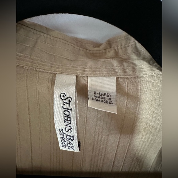 Barely worn. Women’s XL button down tank. Light tan. - Picture 3 of 3